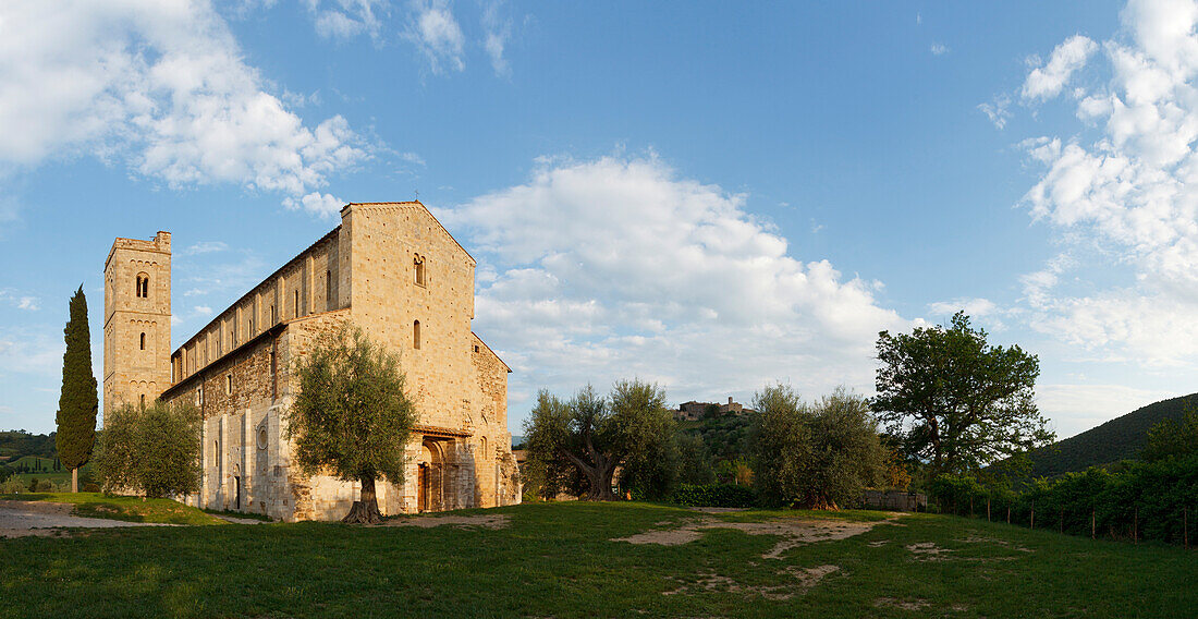 Abbazia di Sant Antimo, Kloster, San Antimo, 12.Jhd., Romanische Architektur, bei Montalcino, Provinz Siena, Toskana, Italien, Europa