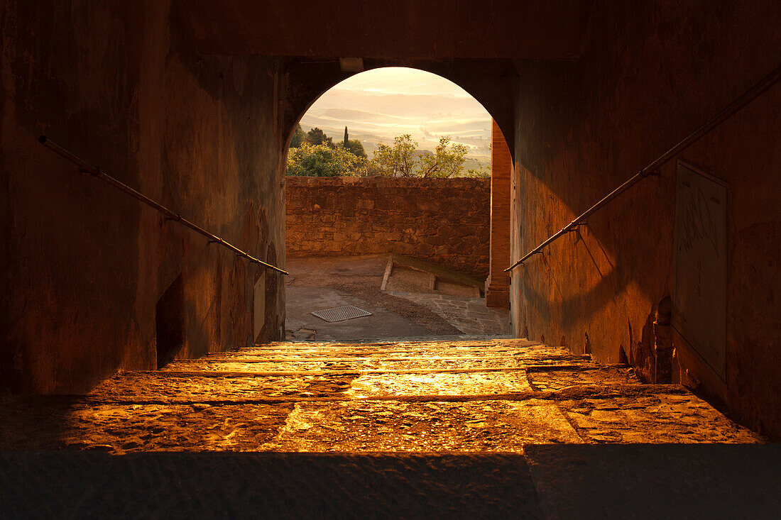 Durchgang mit Treppe bei Sonnenaufgang, Blick von Montalcino, Val d'Orcia, UNESCO Weltkulturerbe, Provinz Siena, Toskana, Italien, Europa
