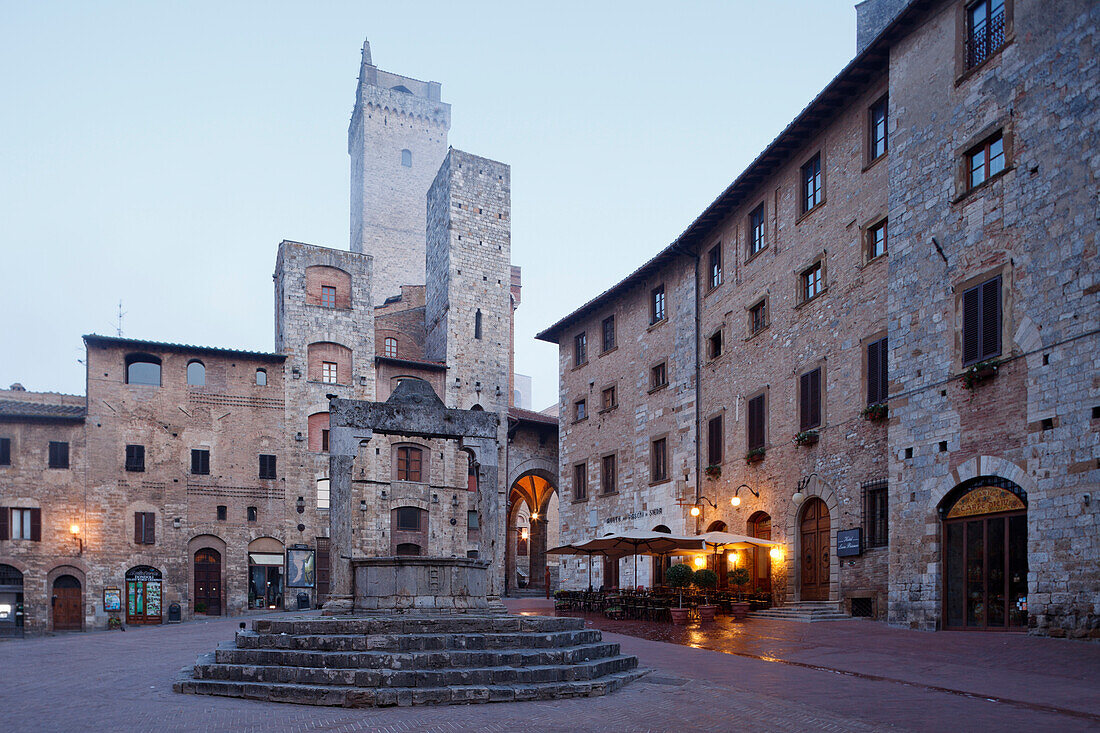 Towers and fountain on Piazza della Cisterna square, San Gimignano, hill town, UNESCO World Heritage Site, province of Siena, Tuscany, Italy, Europe