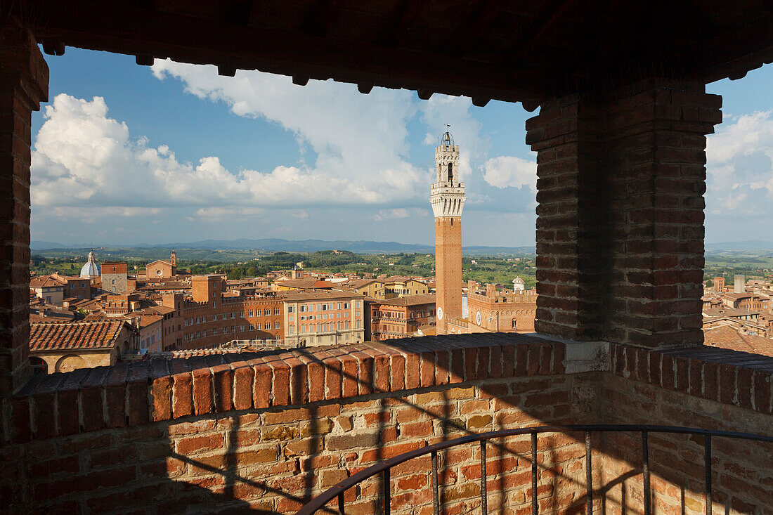 Stadtansicht mit Piazza del Campo Platz, Glockenturm Torre del Mangia und Palazzo Pubblico Rathaus, Siena, UNESCO Weltkulturerbe, Toskana, Italien, Europa