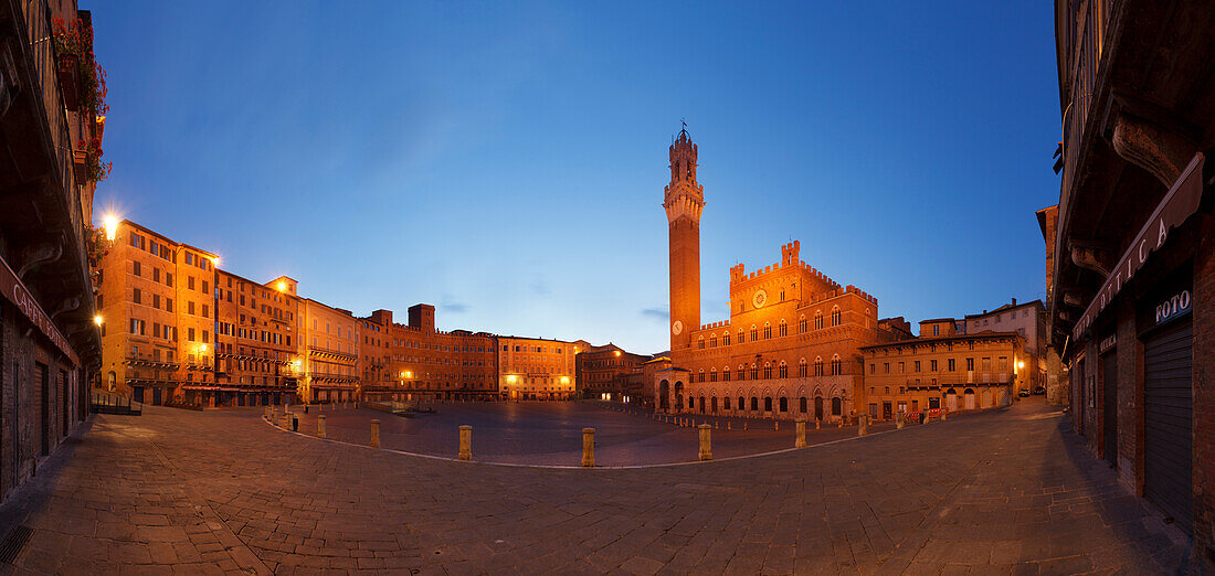 Piazza del Campo Platz mit Torre del Mangia Glockenturm und Palazzo Pubblico Rathaus bei Nacht, Siena, UNESCO Weltkulturerbe, Toskana, Italien, Europa