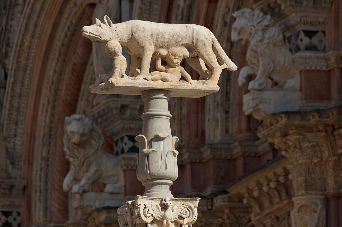 Sculpture in front of Duomo Santa Maria cathedral, Siena, UNESCO World Heritage Site, Tuscany, Italy, Europe