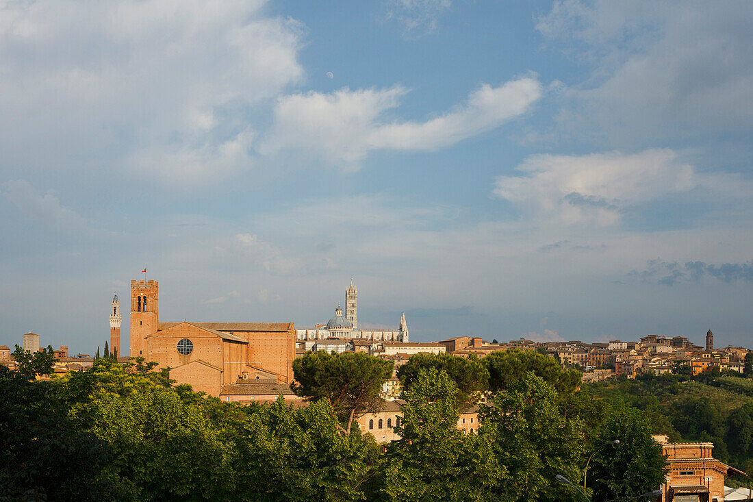 Stadtansicht mit Basilika San Domenico, Torre del Mangia Glockenturm, Duomo Santa Maria Kathedrale, Dom, Siena, UNESCO Weltkulturerbe, Toskana, Italien, Europa