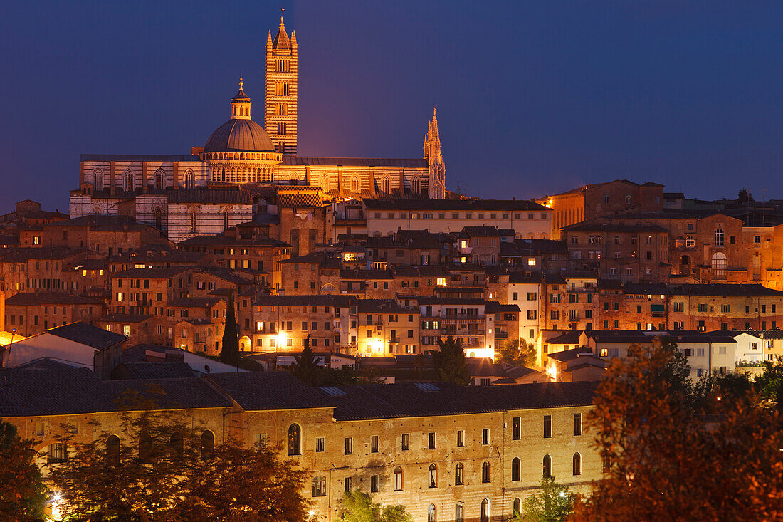 Cityscape with Duomo Santa Maria cathedral at night, Siena, UNESCO World Heritage Site, Tuscany, Italy, Europe