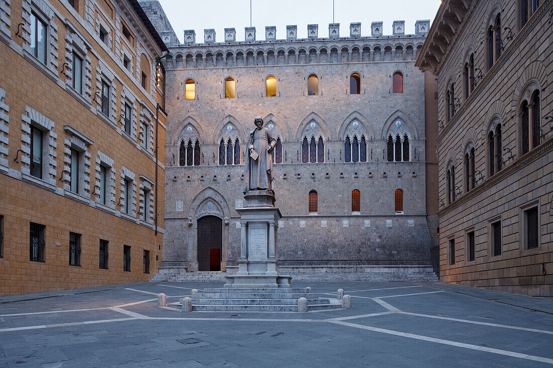 Palazzo Salimbeni in the evening night, Siena, UNESCO World Heritage Site, Tuscany, Italy, Europe