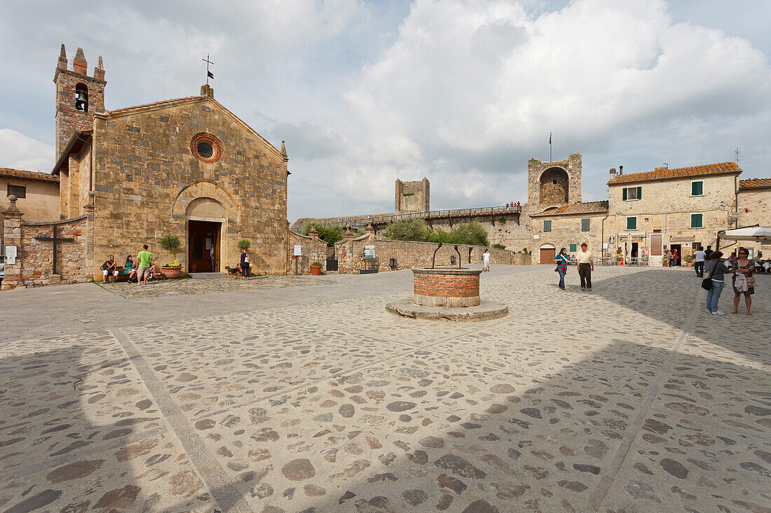 Santa Maria Assunta Kirche auf dem Dorfplatz, Platz, Monteriggioni, Provinz Siena, Toskana, Italien, Europa