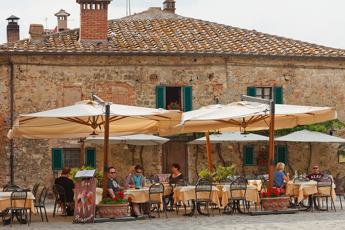 Restaurant on the village square, Monteriggioni, province of Siena, Tuscany, Italy, Europe