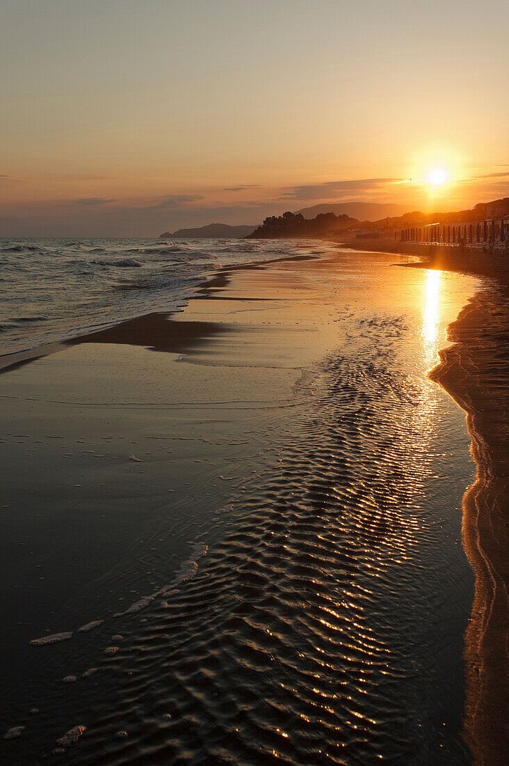 Strand bei Sonnenuntergang, Castiglione della Pescaia, Mittelmeer, Provinz Grosseto, Toskana, Italien, Europa