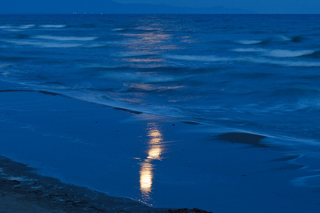 Reflexion des Mondes am Strand, Castiglione della Pescaia, Mittelmeer, Provinz Grosseto, Toskana, Italien, Europa