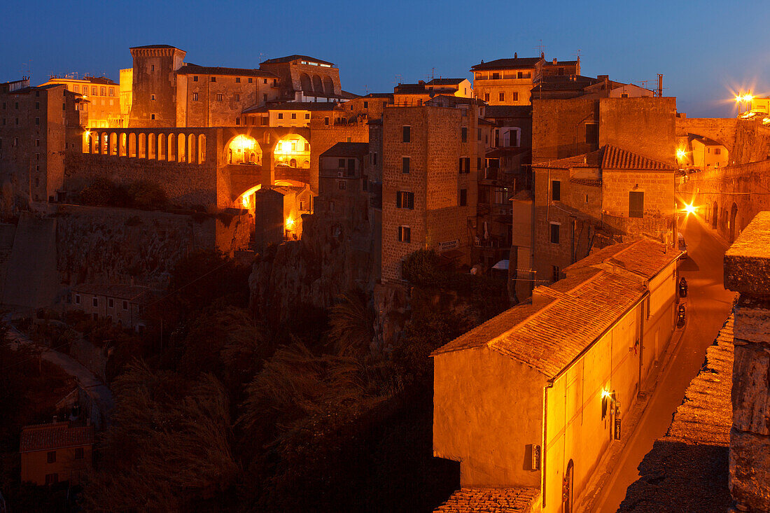 Pitigliano mit Aquädukt und Palazzo Orsini, Palast der Orsini, Provinz Grosseto, Toskana, Italien, Europa