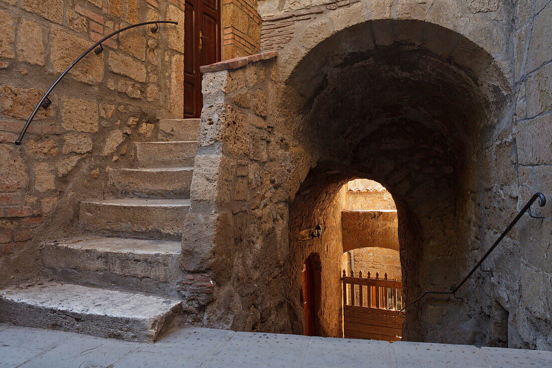 Treppe neben Durchgang, Pitigliano, Provinz Grosseto, Toskana, Italien, Europa