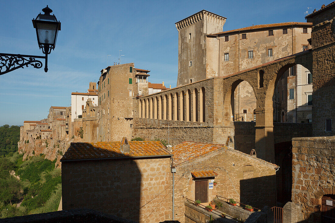 Pitigliano mit Aquädukt und Palazzo Orsini, Palast der Orsini, Provinz Grosseto, Toskana, Italien, Europa