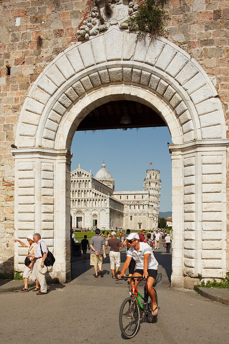 Duomo, cathedral, campanile, bell tower, Torre pendente, leaning tower on Piazza dei Miracoli, square of miracles and Piazza del Duomo, Cathedral Square, UNESCO World Heritage Site, Pisa, Tuscany, Italy, Europe