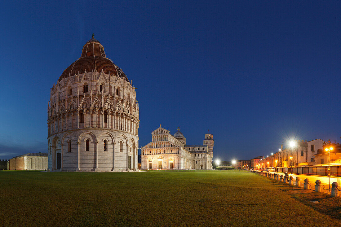 Battistero, Baptistry, Duomo, cathedral, campanile, bell tower, Torre pendente, leaning tower on Piazza dei Miracoli, square of miracles and Piazza del Duomo, Cathedral Square at night, UNESCO World Heritage Site, Pisa, Tuscany, Italy, Europe