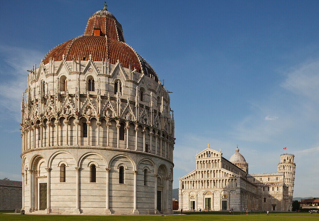 Battistero, Baptistry, Duomo, cathedral, campanile, bell tower, Torre pendente, leaning tower, Piazza dei Miracoli, square of miracles, Piazza del Duomo, Cathedral Square, UNESCO World Heritage Site, Pisa, Tuscany, Italy, Europe