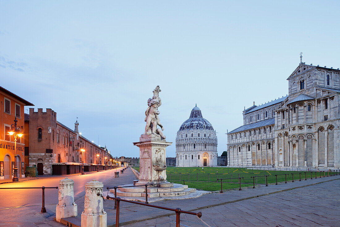 La fontana dei putti, fountain, Battistero, Baptistry and Duomo, cathedral in the evening light, Piazza dei Miracoli, square of miracles, Piazza del Duomo, Cathedral Square, UNESCO World Heritage Site, Pisa, Tuscany, Italy, Europe