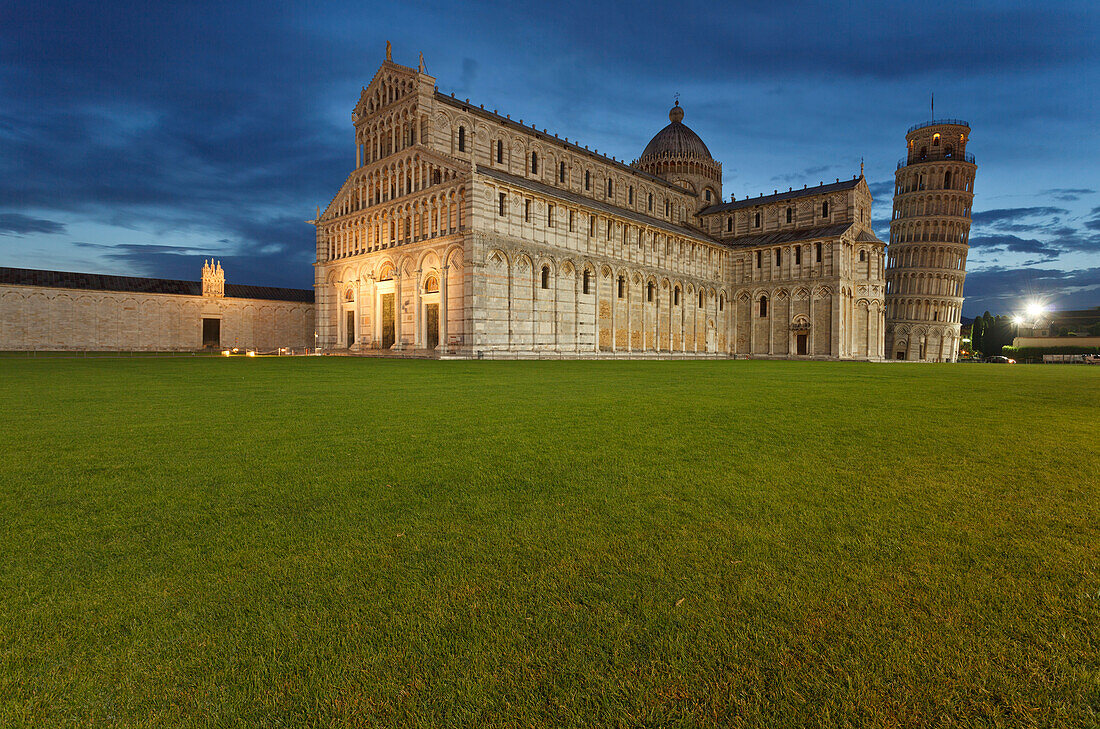 Duomo, cathedral and campanile, bell tower, Torre pendente, leaning tower at night, Piazza dei Miracoli, square of miracles, Piazza del Duomo, Cathedral Square, UNESCO World Heritage Site, Pisa, Tuscany, Italy, Europe