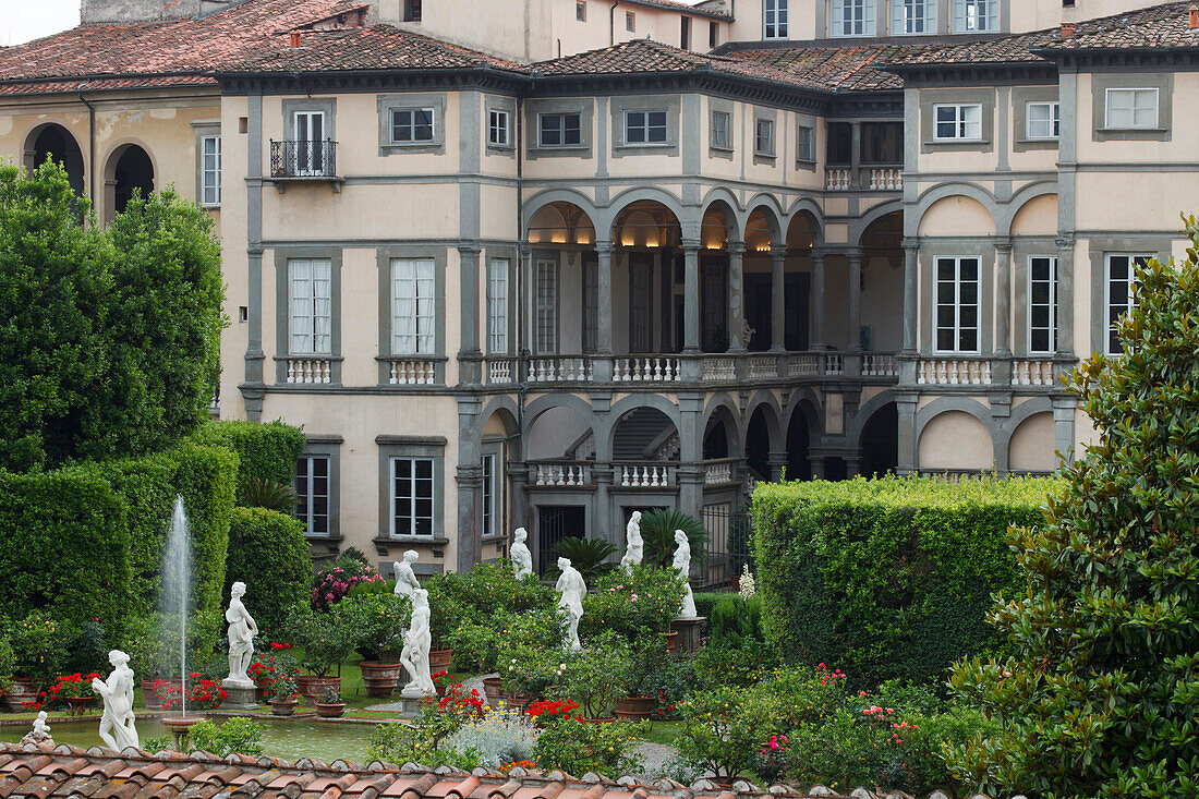 Brunnen und Skulpturen im Barockgarten, Garten, Palazzo Pfanner, Palast, Altstadt von Lucca, UNESCO Weltkulturerbe, Lucca, Toskana, Italien, Europa
