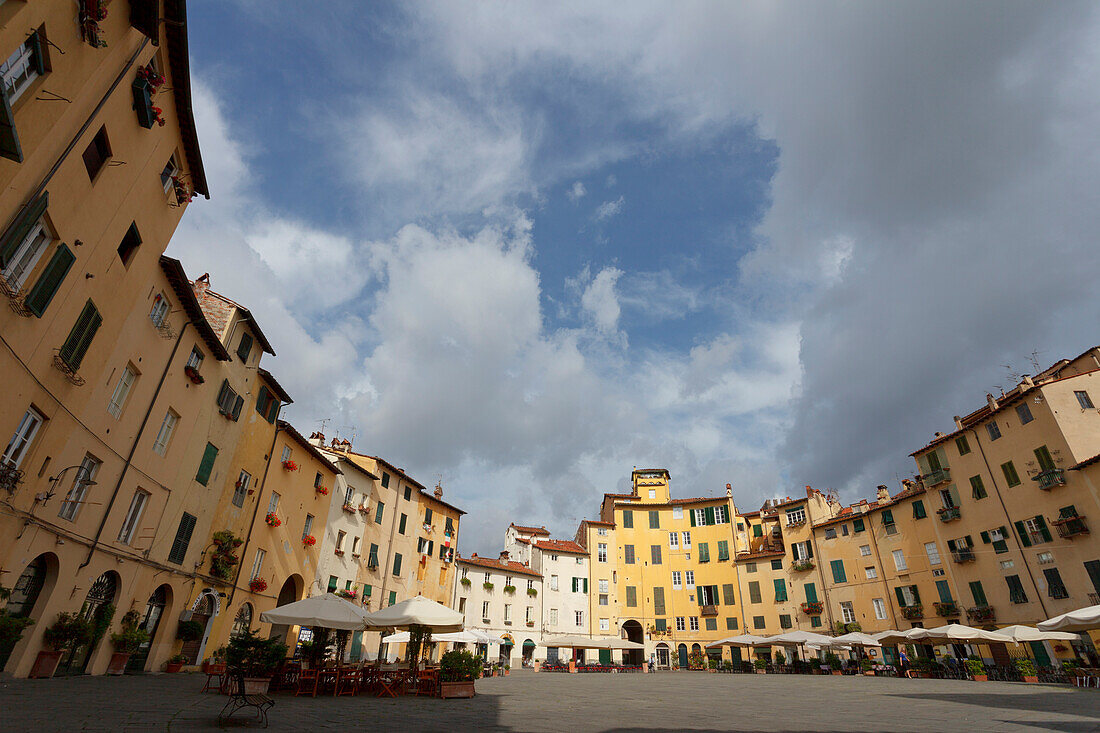 Piazza dell Anfiteatro, Platz mit Restaurants in der Altstadt von Lucca, UNESCO Weltkulturerbe, Toskana, Italien, Europa