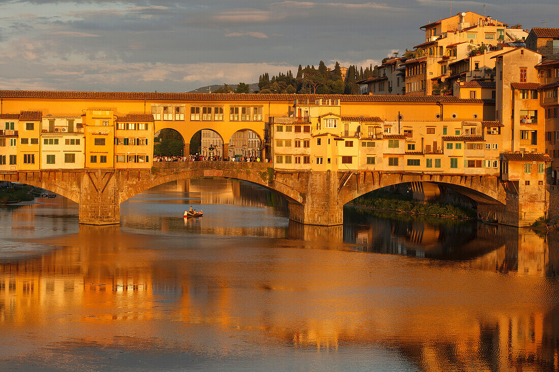 Ponte Vecchio over the Arno river with reflection, historic centre of Florence, UNESCO World Heritage Site, Firenze, Florence, Tuscany, Italy, Europe