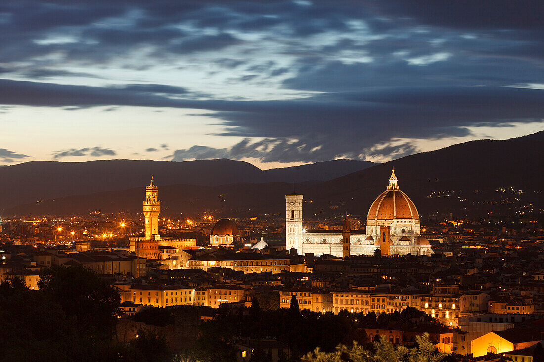 Stadtansicht mit Palazzo Vecchio, Palazzo della Signoria, Palast, Rathaus und Duomo Santa Maria del Fiore, Dom, Kathedrale bei Nacht, Altstadt von Florenz, UNESCO Weltkulturerbe, Firenze, Florenz, Toskana, Italien, Europa