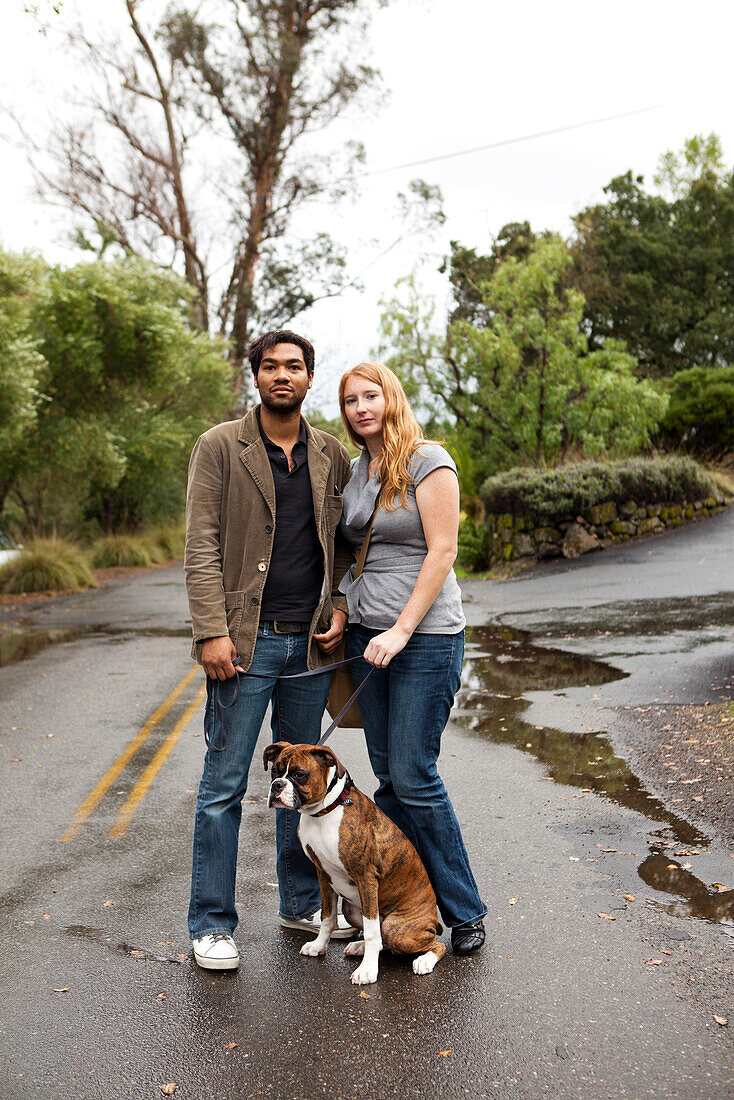 USA, California, Sonoma, Los Angeles visitors, Kari and Joel head for the tasting room, Ravenswood winery and vineyard