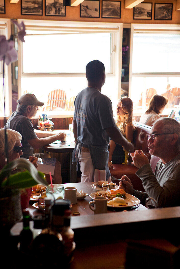 USA, California, Malibu, people have breakfast at the Paradise Cove Beach Cafe, Paradise Cove