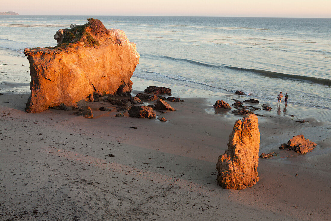 USA, California, Malibu, a couple enjoys the evening at El Matador beach