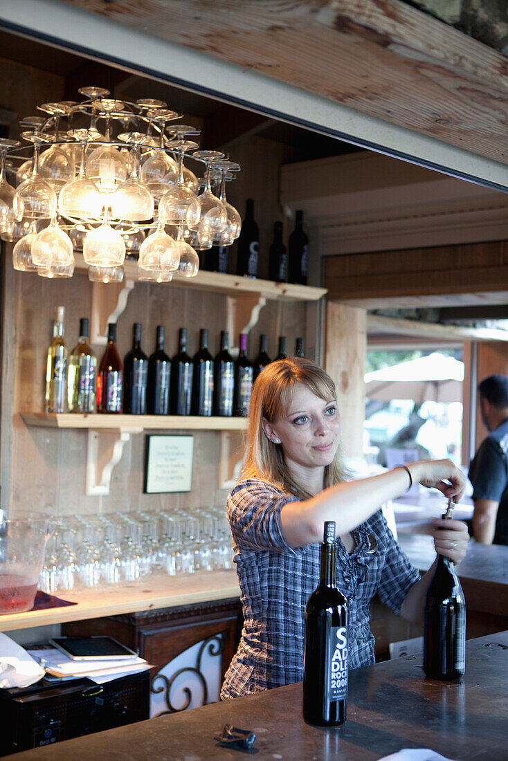 USA, California, Malibu, a bartender serves wine in the Malibu Hills at Saddleback Ranch