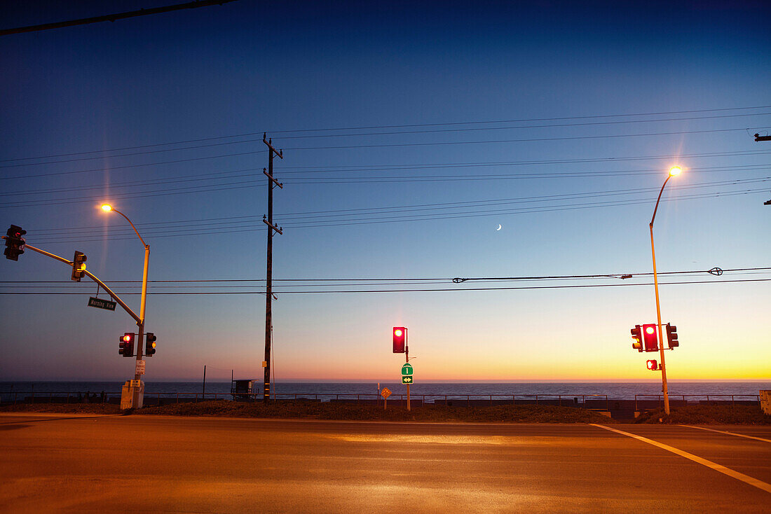 USA, California, Malibu, Zuma Beach at sundown at the intersection of Morning Way and HWY 1, the Pacific Coast Highway