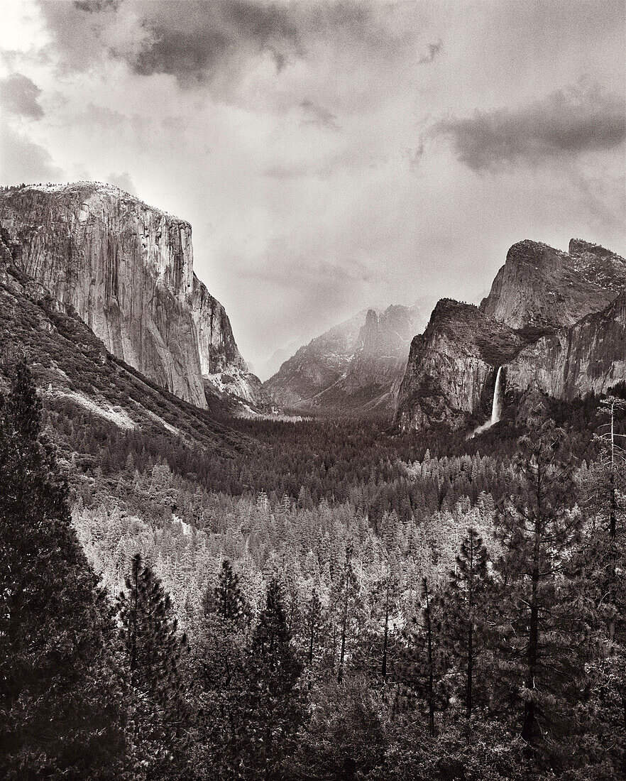 USA, California, Yosemite National Park, landscape of Yosemite Valley, Yosemite Falls and El Capitan (B&W)