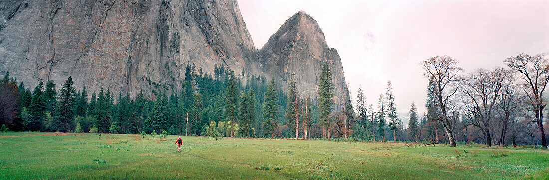 USA, California, Yosemite National Park, hiking along the valley floor near Curry Village
