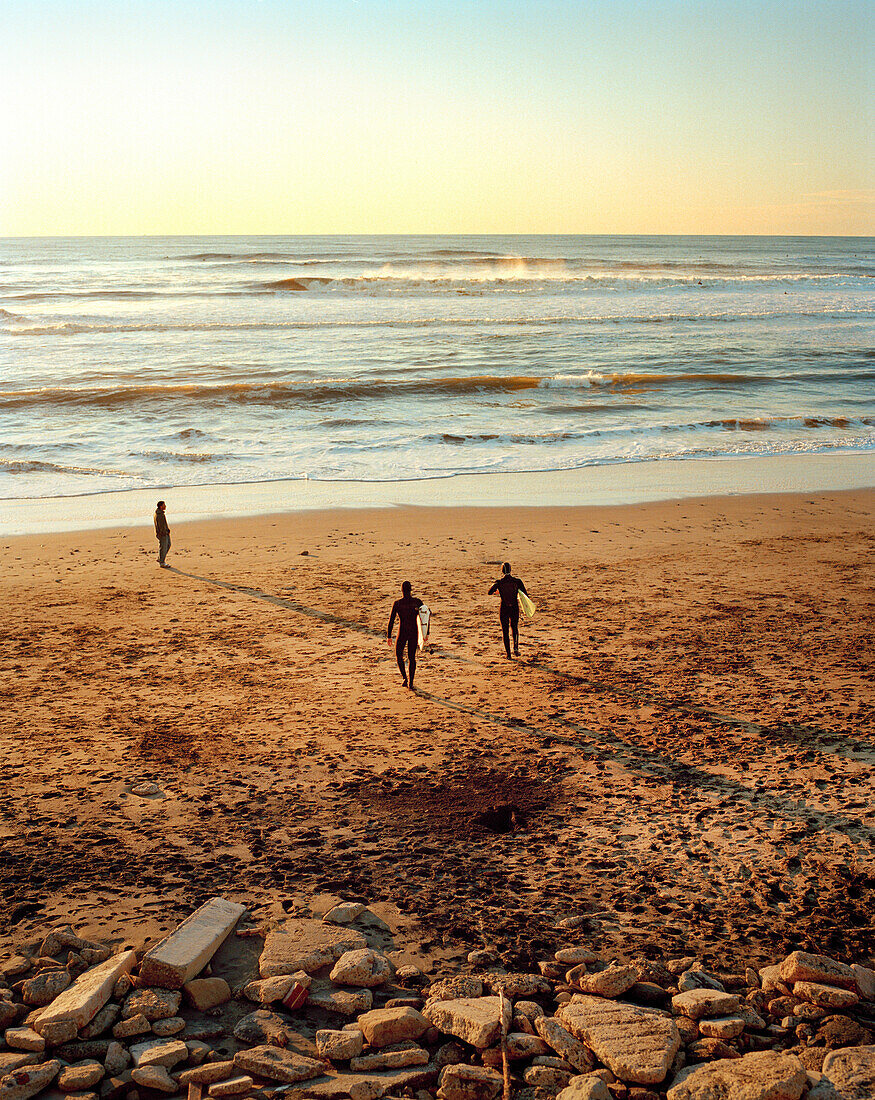 USA, California, San Francisco, surfers walk to the water at Ocean Beach, The Pacific Highway, HWY 1