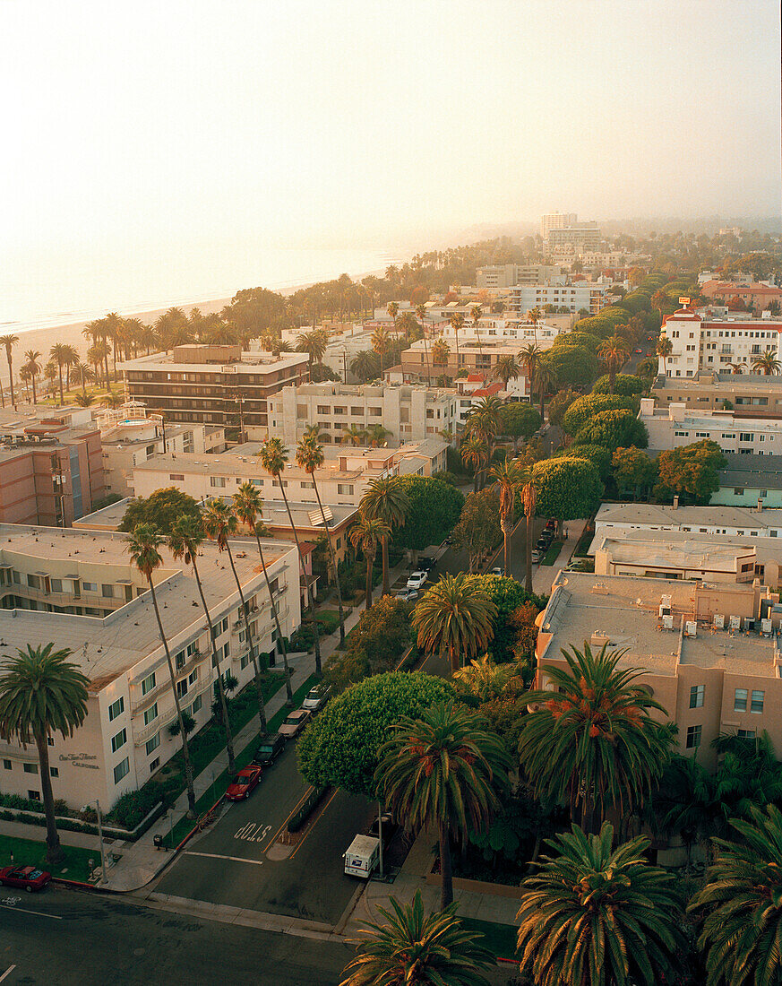 USA, California, the sun begins to break through the fog in Santa Monica