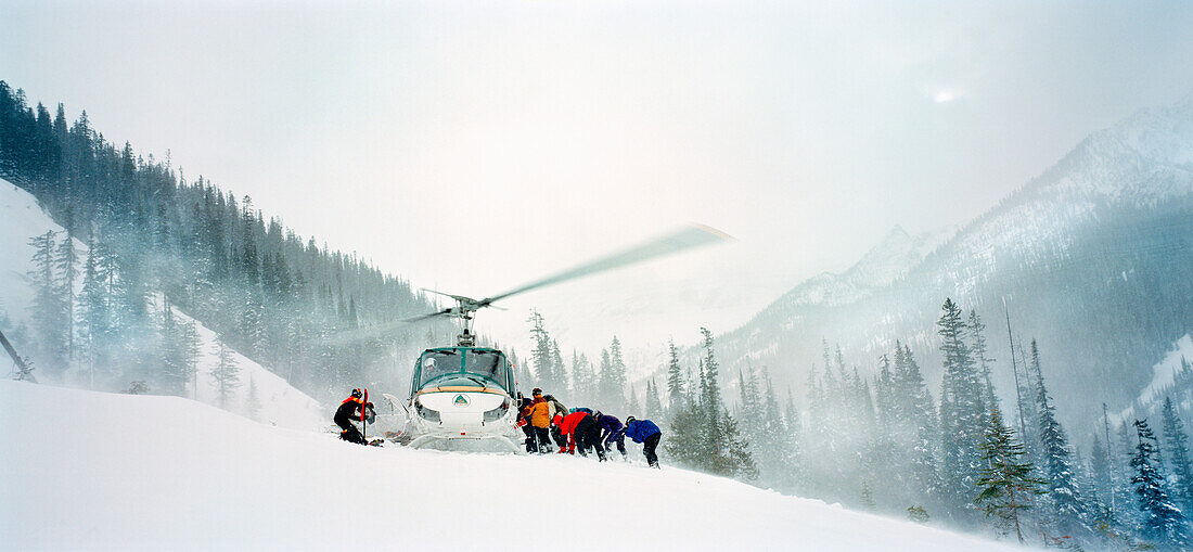 CANADA, skiers being picked up by a helicopter, Panorama