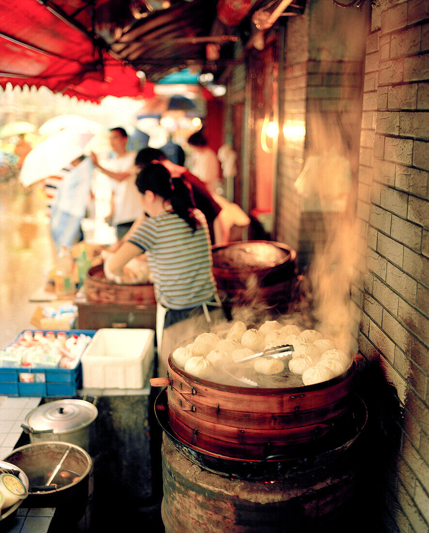 CHINA, Hangzhou, steam buns in container at the market