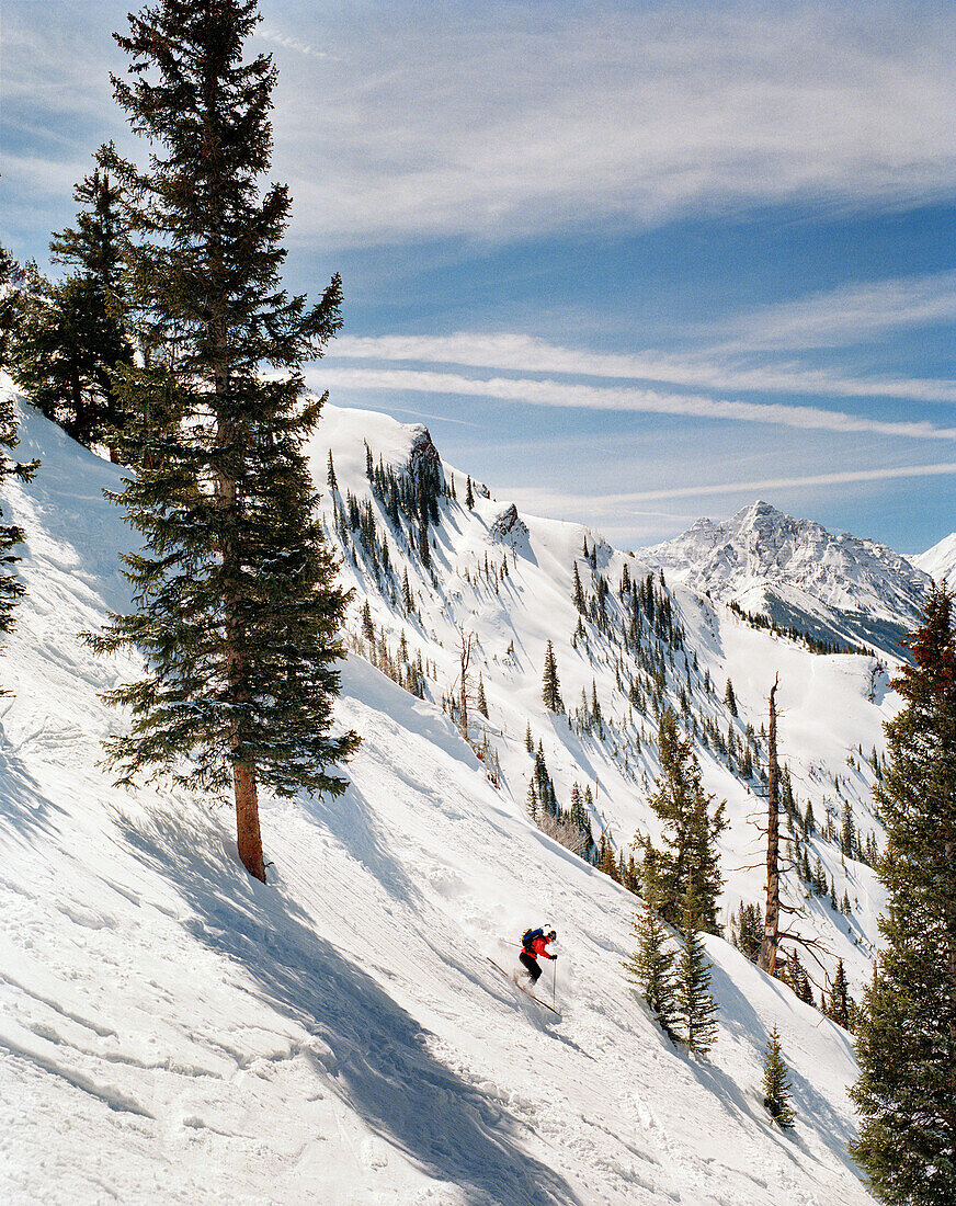 USA, Colorado, man telemark skiing, Aspen Highlands