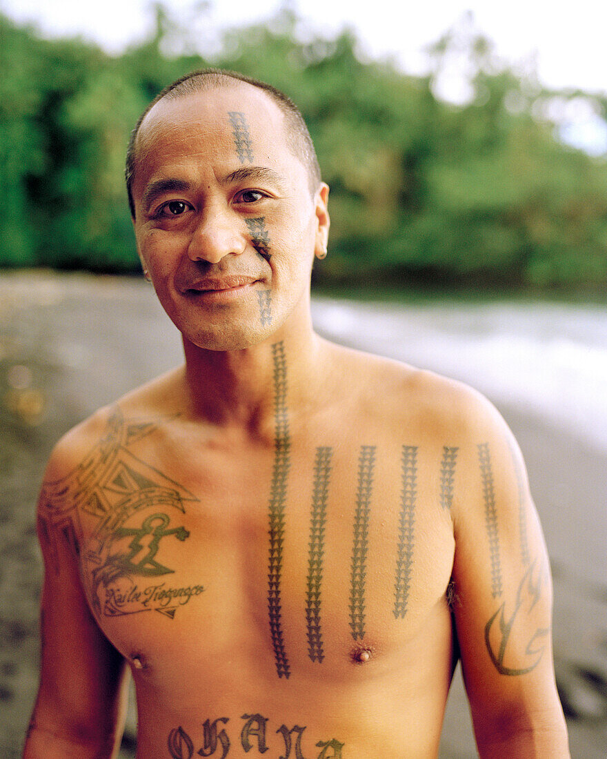USA, Hawaii, portrait of a smiling man with tattooed chest, Honoli'i Beach, The Big Island