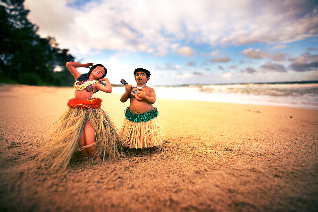 USA, HAWAII, hula figurines on the beach, Oahu