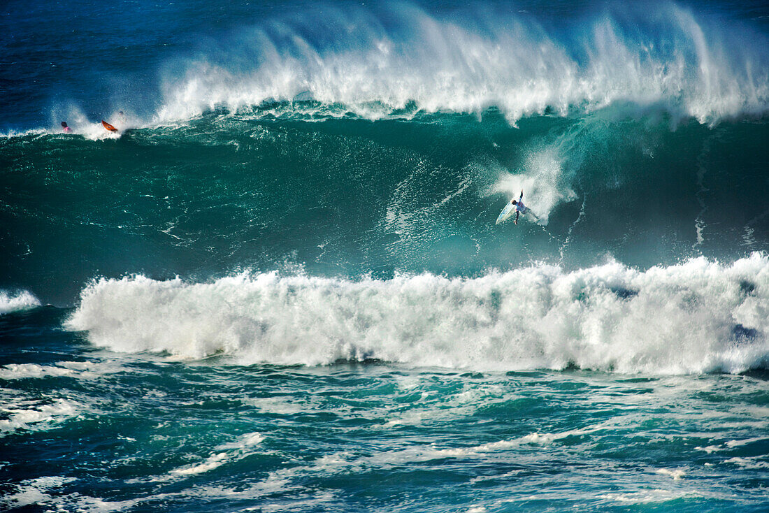 USA, Hawaii, Oahu, the North Shore, Kelly Slater wipeout on a huge wave at Waimea bay