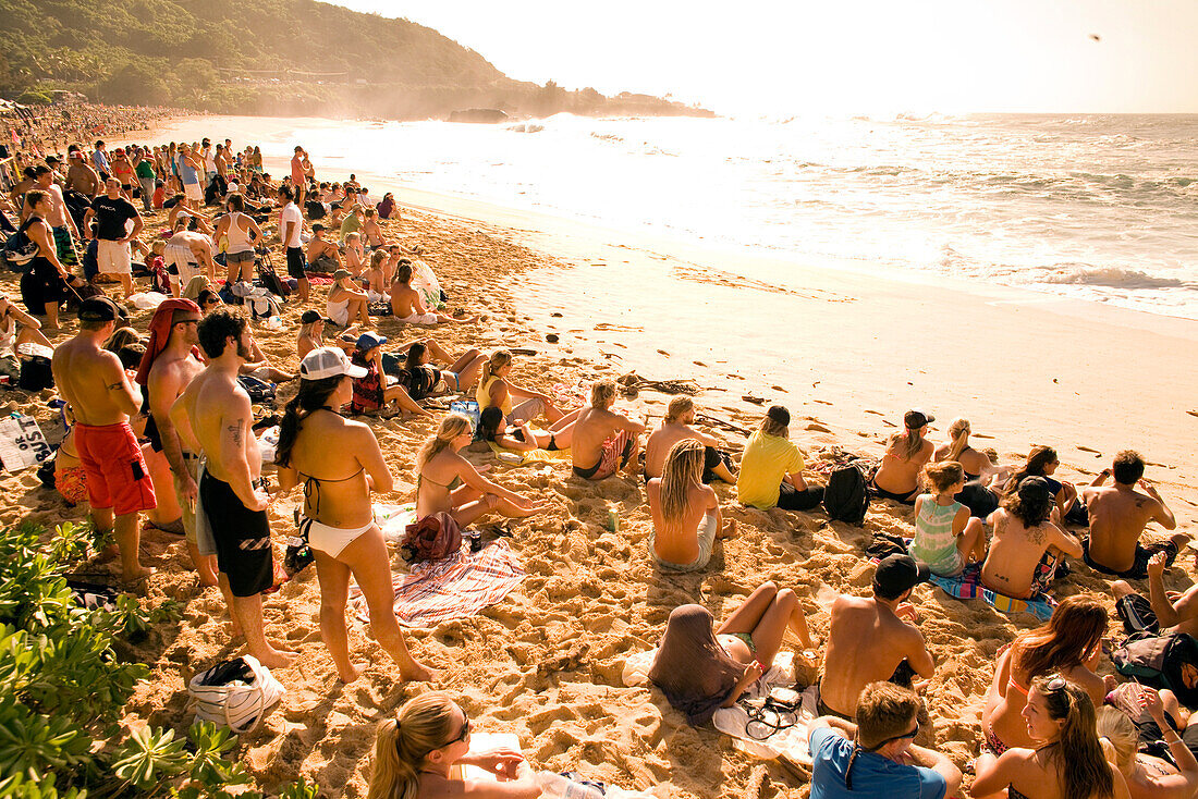 USA, Hawaii, Oahu, large crowd of people watch the Eddie Aikau surfing competition at Waimea Bay