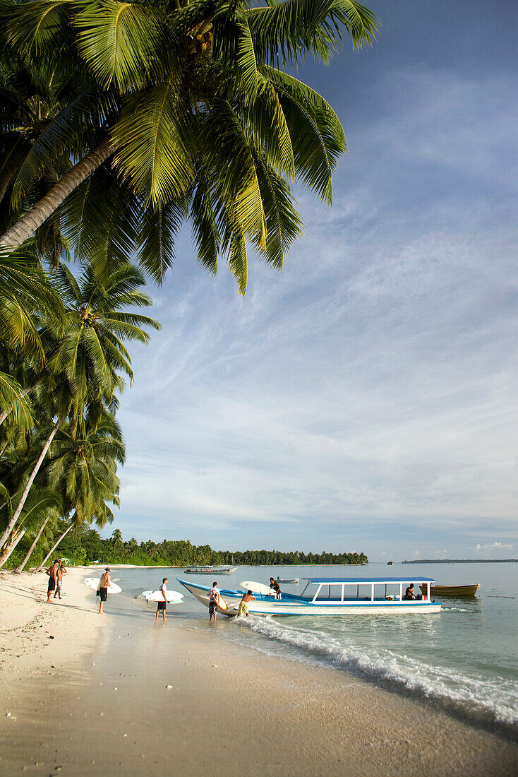 INDONESIA, Mentawai Islands, Kandui Surf Resort, surfers loading a boat to go surfing for the day