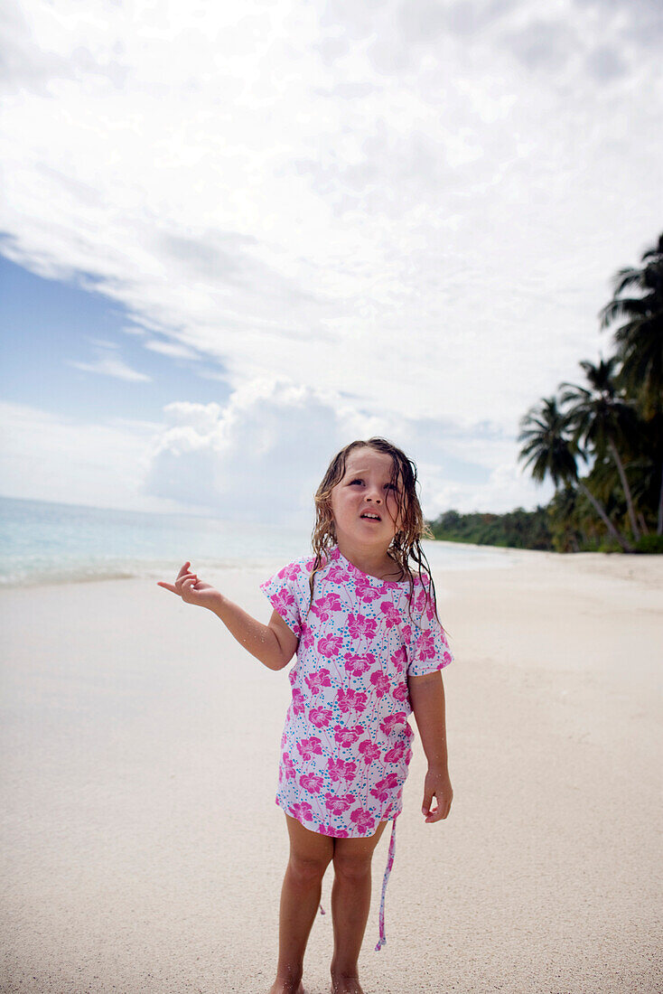 INDONESIA, Mentawai Islands, Kandui Surf Resort, girl standing on the beach