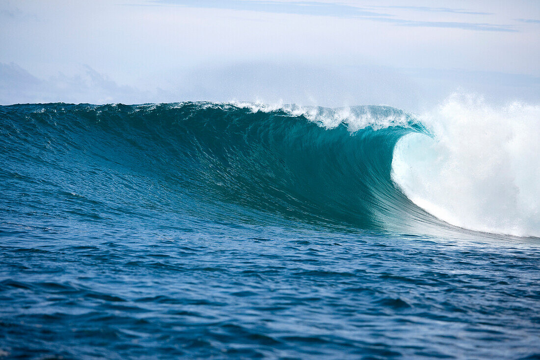 INDONESIA, Mentawai Islands, Kandui Resort, shot of a wave at Bankvaults