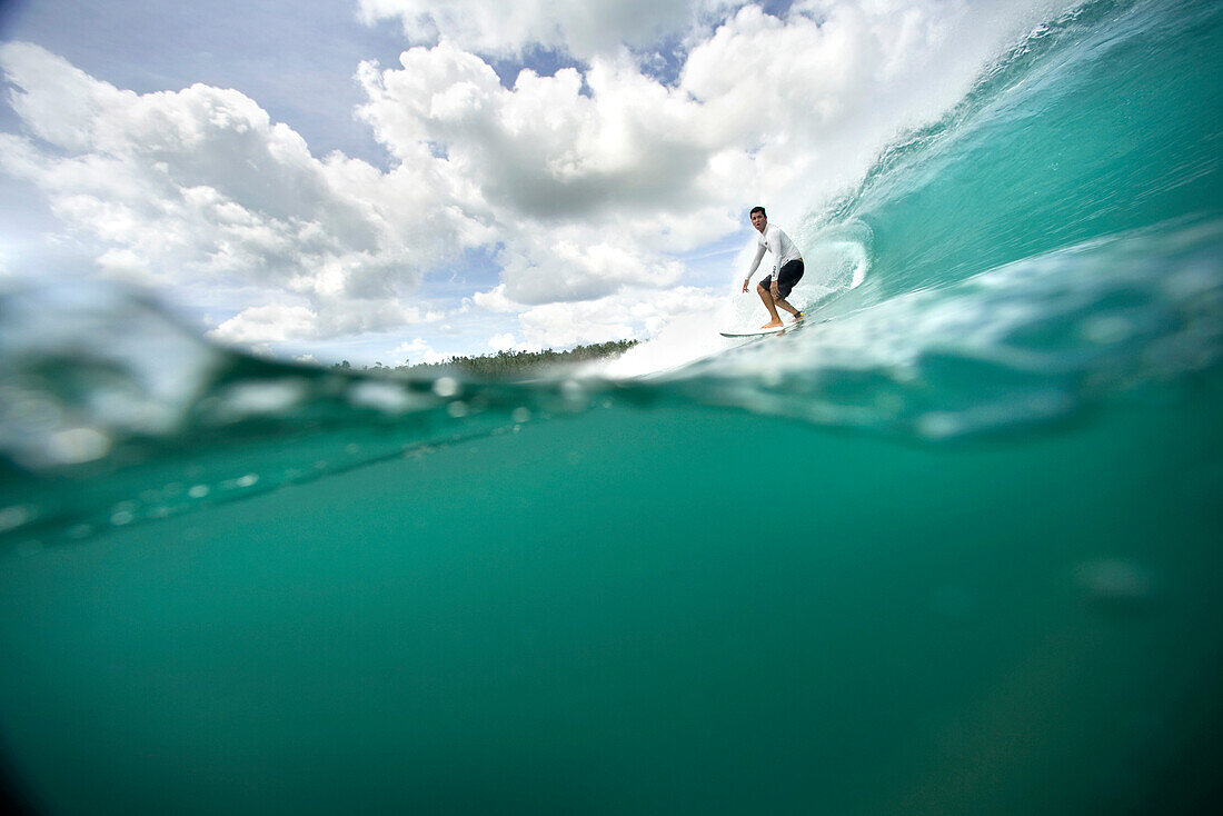 INDONESIA, Mentawai Islands, Kandui Resort, young man surfing on wave, Beng Beng