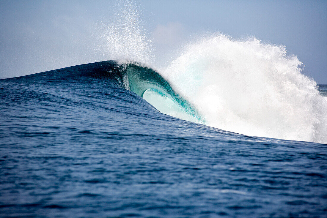 INDONESIA, Mentawai Islands, Kandui Resort, a wave breaking at Bankvaults