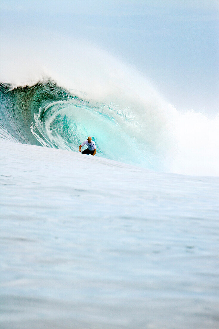 INDONESIA, Mentawai Islands, Kandui Resort, man surfing on a wave at Bankvaults