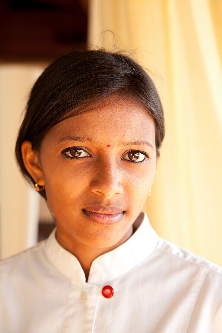 MAURITIUS, Chemin Grenier, a young woman employee in the restaurant Pebbles at Hotel Shanti Maurice