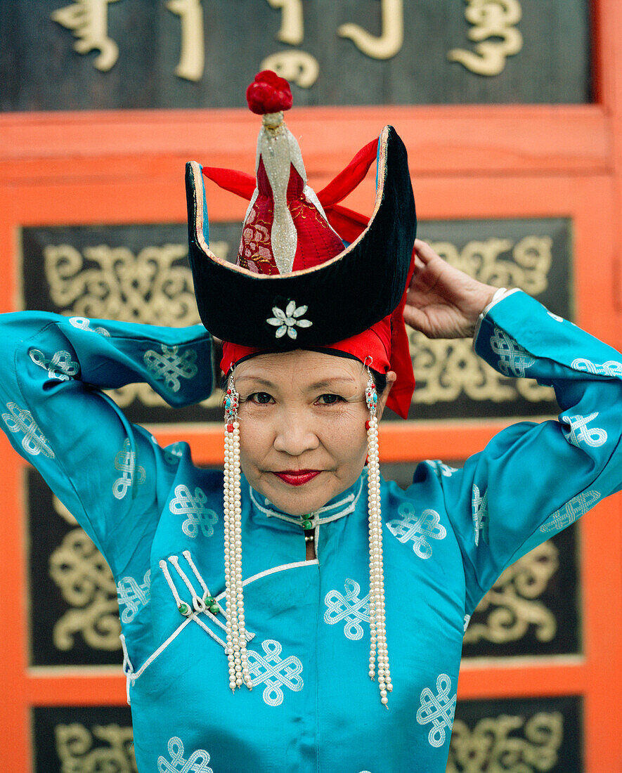 MONGOLIA, Ulaanbaatar, woman performer of traditional Mongolian dance in front of the Abtai-Sain Khan Palace