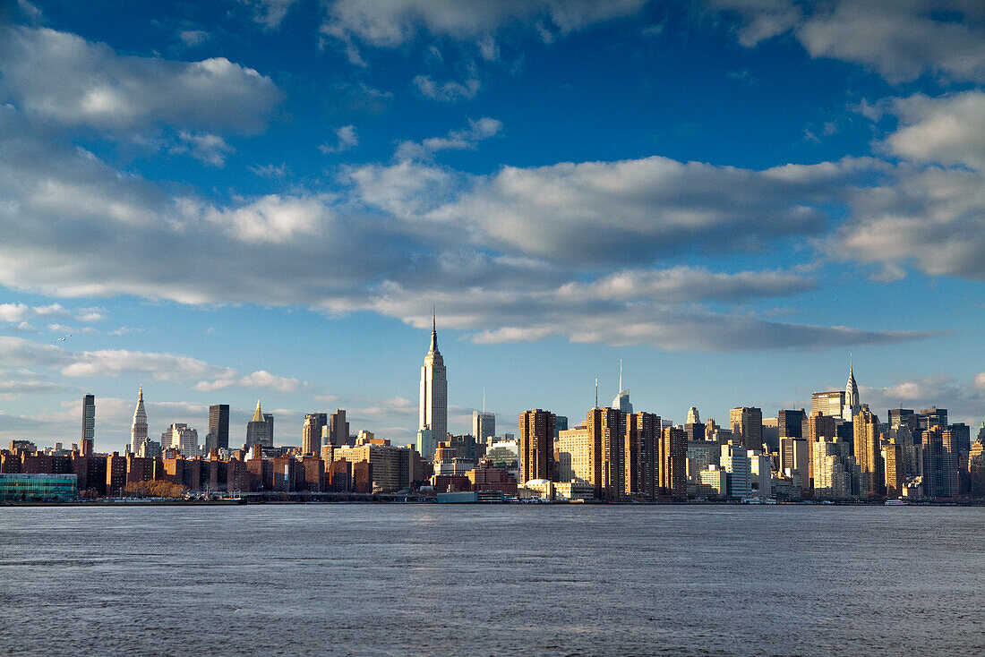 USA, New York, View of the New York City skyline and the East River from the Williamsburg neighborhood of Brooklyn